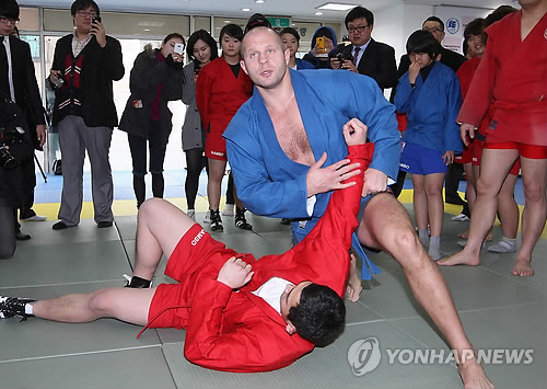 Fedor Emelianenko vs Aleksander Emelianenko - Championship of Russian Sambo 2012 PYH2012011704160034100_P2