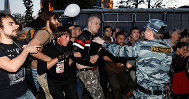 بالصور : بعد مواجهات مع الشرطة.. المتظاهرون يحتلون ميدان "كدرينسكايا"بموسكو 15201217121548