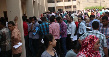 تجمع عشرات المتقدمين لامتحانات الـ30 ألف وظيفة أمام مقر وزارة التعليم 9201410175122