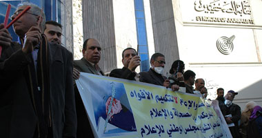 الصحفيون يتظاهرون أمام نقابتهم ضد اعتداء ضابط على صحفى "الموجز" S12201223171510