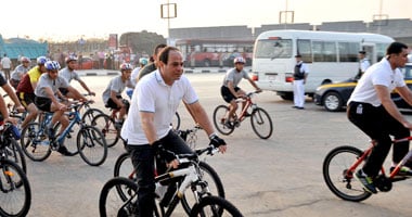 بالصور..السيسى يقود مئات الشباب فى ماراثون دراجات بطريق الإسماعيلية  S6201413145437