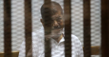 وصول "مرسى" أكاديمية الشرطة استعدادًا لبدء محاكمته بقضية "التخابر" S6201415153212