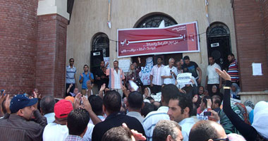 المئات من موظفى جامعة الاسكندرية يواصلون إضرابهم عن العمل Smal920122213350