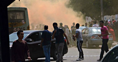 اشتباكات بين طلاب الإخوان والأمن أمام جامعة القاهرة  Small5201411153331