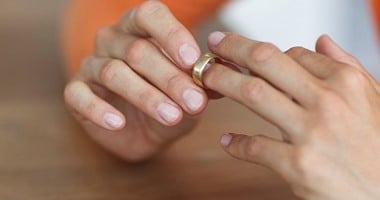 دبله والسلام  1020156145016183gty_divorce_woman_rings_hands_jc_140903_12x5_1600