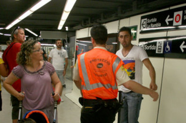 Los vigilantes del metro denuncian las amenazas y agresiones constantes de los carteristas Un-vigilante-de-seguridad-patr_54186773347_53389389549_600_396