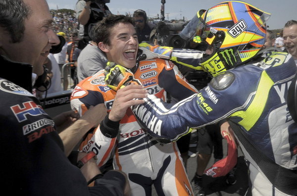 Marc Márquez hace historia al imponerse en Laguna Seca Valentino-Rossi-bromea-con-Mar_54377744841_53389389549_600_396