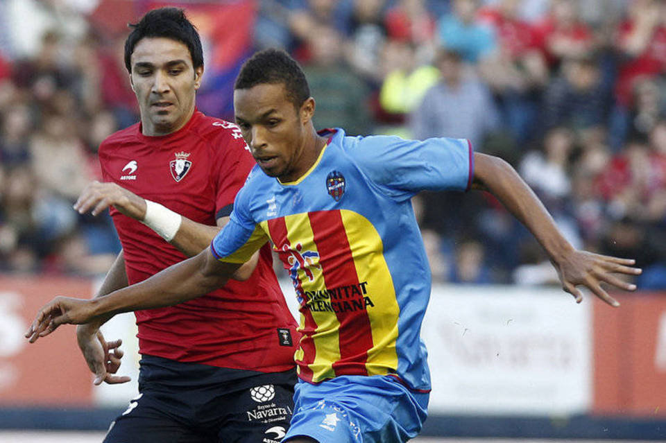 2-0: El Levante pierde el liderato ante un Osasuna que sigue invicto en su campo  PAM05-PAMPLONA-NAVARRA-30-10-2_54237349249_54115221152_960_640