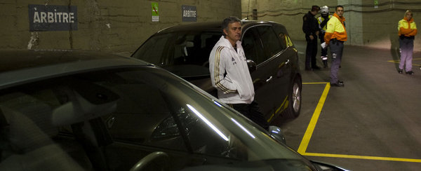 Mourinho waited in the parking lot for "El clasico" match official to recriminate him. Mourinho-esperando-a-Teixeira-_54245352485_54115221155_600_244