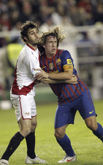 ميسي يقود البارسا للفوز بسباعية ( صور ) Carles-Puyol-pelea-por-la-posi_54286697700_54115221157_400_640