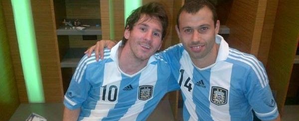 ليو وماسكيرانو وإحتمال التأهل بدون اللعب Messi-y-Mascherano-en-el-vestu_54310246450_54115221155_600_244