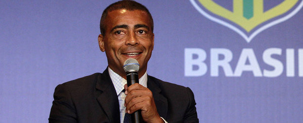 PARECIDOS RAZONABLES - Página 12 Romario-en-un-acto-de-la-CBF-r_54314000824_54115221155_600_244