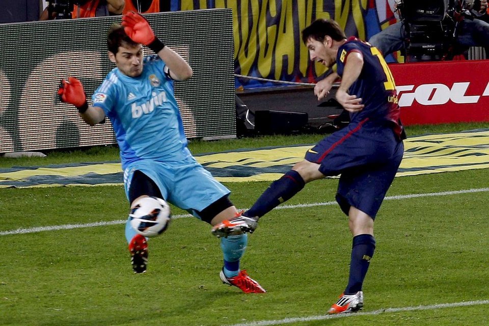  بالصور | برشلونة يتعادل مع الغريم و ألفيش OUT GRA270-BARCELONA-07-10-2012-El_54352364691_54115221152_960_640