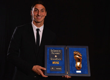 إيبرا سيكون المتوج بجائزة القدم الذهبية لهذا العام  Zlatan-Ibrahimovic-posa-con-el_54353174689_51356729138_352_256