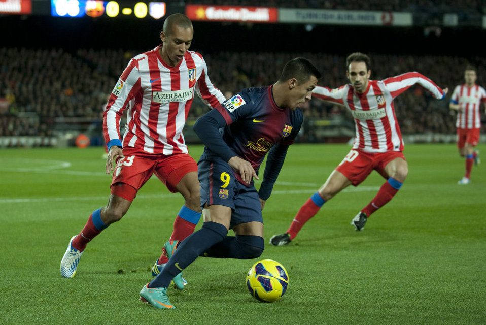 صور القاء  لمبـآراة برشلونــة Vs أتلتيكــو مدريــد 17/12/2012 Alexis-Sanchez-controla-el-bal_54358039843_54115221152_960_640