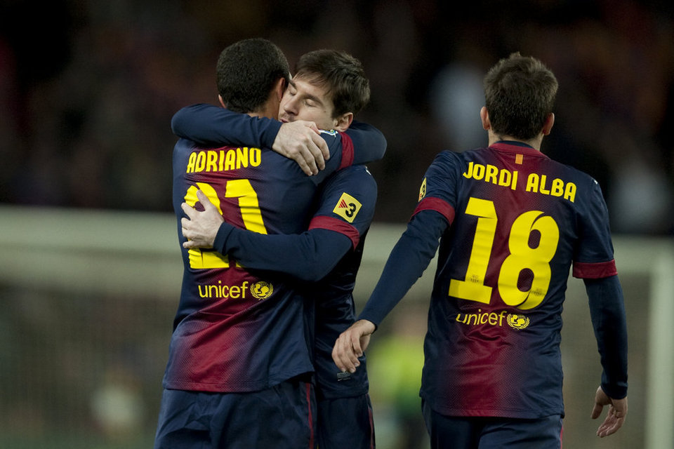 صور القاء  لمبـآراة برشلونــة Vs أتلتيكــو مدريــد 17/12/2012 Messi-felicita-a-Adriano-por-s_54356413632_54115221152_960_640