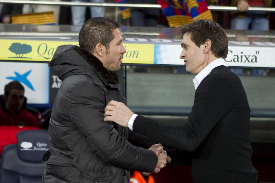 صور القاء  لمبـآراة برشلونــة Vs أتلتيكــو مدريــد 17/12/2012 Simeone-y-Tito-se-saludaron-al_54356413765_54115221152_960_640