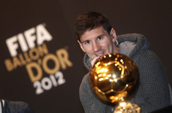 La FIFA amplía el plazo de votaciones al Balón de Oro y permite cambiar los emitidos hasta el día 29 Leo-Messi-durante-la-multitudi_54358888623_54115221154_600_396