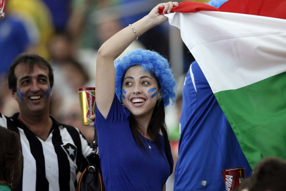 بالصور الجنس اللطيف حاظر بقوة في كأس ما بين القارات  Italy-s-supporters-cheer-prior_54375756981_54115221152_960_640