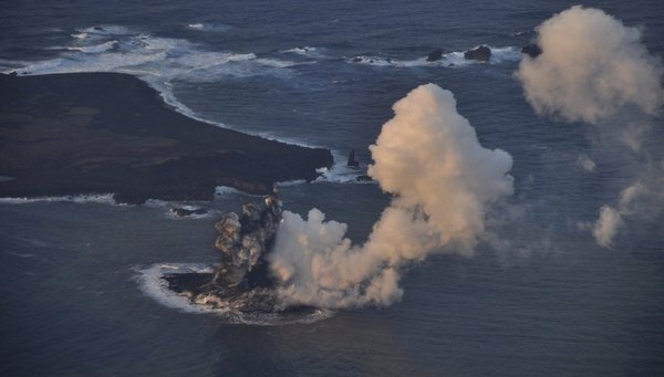  Un volcán submarino crea una nueva isla al sur de Japón El-nacimiento-de-una-isla-en-J_54393704889_53699622600_601_341