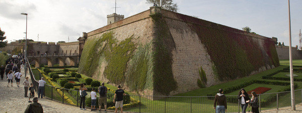 Se veia venir: El Ayuntamiento de Barcelona prohíbe celebrar en el Castillo de Montjuïc una misa por los difuntos de la Guerra Civil Vista-del-castillo-de-Montjuic_54402565107_51351706917_600_226