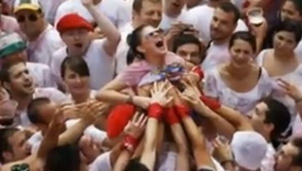 Comienzan los Sanfermines con un chupinazo que ha resistido a la lluvia Mano-dura-contra-las-agresione_54410708573_53699622600_601_341