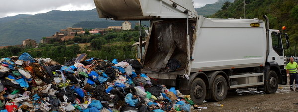 Reciclaje  de basura  (RSU ) y oportunidades  de negocio  limpio. Un-camion-vierte-basura-en-el-_54411661257_51351706917_600_226