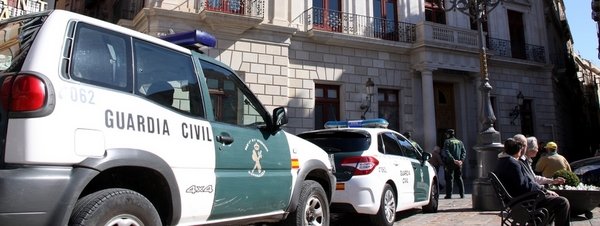 Detenida la primera teniente de alcalde de Reus tras varios registros municipales Vehiculos-de-la-Guardia-Civil-_54430255221_51351706917_600_226