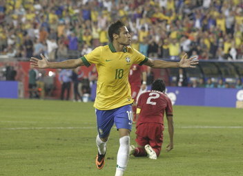 نجم نيمار يضيء في سماء ملعب جيليت El-jugador-de-Brasil-Neymar-ce_54381281117_51356729138_352_256