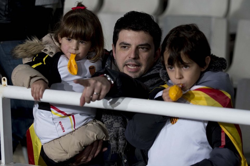 صور مباراة كتلونيا - جزر الرأس الأخضر 4-1 ( 30-12-2013 ) Partido-amistoso-Catalunya-Cab_54397671281_54115221152_960_640