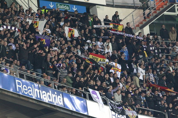 Los UltrasSur pintan la tumba de Pitina, la mujer de Florentino Pérez GRA266-MADRID-09-01-2014-Los-a_54398970472_54115221154_600_396