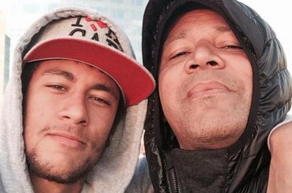 رئيس سانتوس السابق : والد 'نيمار' فاسد و لا يهمٌه سوىَ المال ! Neymar-junto-a-su-padre-en-la-_54399835118_54115221154_600_396