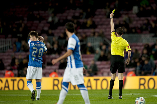 Kiosko de Prensa de La Real - Página 16 El-arbitro-saca-tarjeta-amaril_54400880887_54115221154_600_396