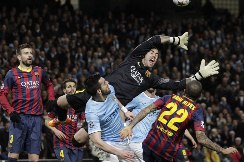 صور : مباراة مانشستر سيتي - برشلونة 0-2 ( 18-02-2014 )  Barcelona-goalkeeper-Victor-Va_54402315571_54115221152_960_640