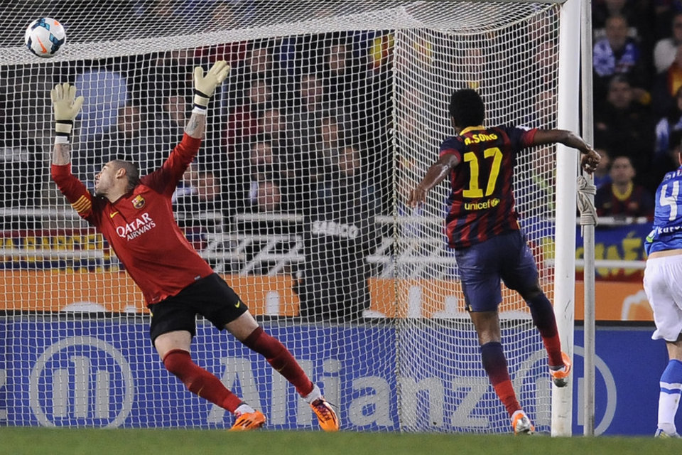 بالصور : مباراة ريال سوسيداد - برشلونة  3-1 ( 22-02-2014 ) FC-Barcelona-s-goalkeeper-Vict_54401619220_54115221152_960_640