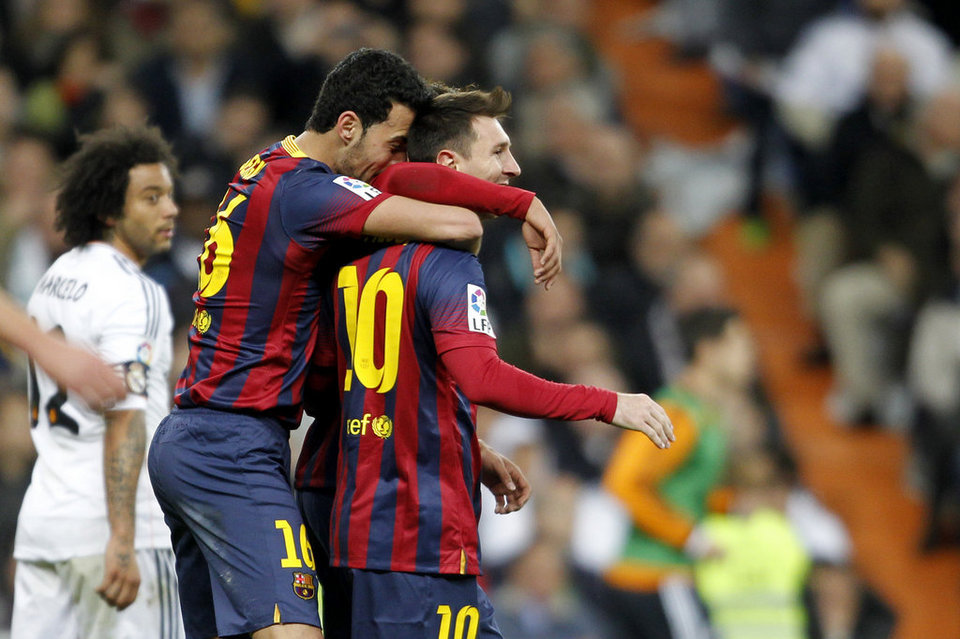 صور " مباراة ريال مدريد - برشلونة 3-4 ( 23-03-2014 ) Messi-es-felicitado-por-sus-co_54403998627_54115221152_960_640