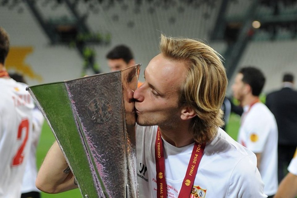 Rakitic 26 cro  1  4  8  5 Ivan-Rakitic-con-la-tercera-co_54406949764_54115221152_960_640