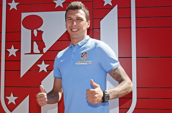 El Mercado de Fichajes temporada 2014/2015 Mandzukic-posa-con-el-escudo-d_54410976266_54115221154_600_396