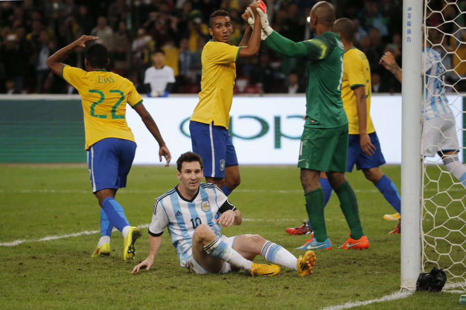 صور المباراة الودية بين الأرجنتين - البرازيل 0-2 ( 11-10-2014 )  Brazil-s-players-react-after-A_54417009539_54115221152_960_640