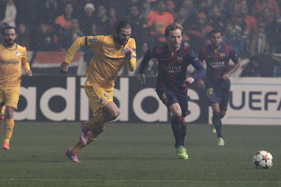 صور : مباراة أبويل - برشلونة  0-4 ( 25-11-2014 ) Barcelona-s-Ivan-Rakitic-fight_54420237354_54115221152_960_640