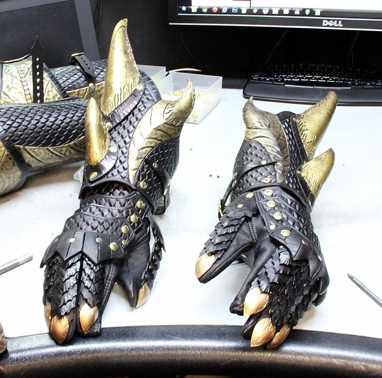 Ferro, Fogo, Fúria - A Lua de Jade  - Página 4 Dragon_armor_preview_2__gauntlets__by_azmal-d68boli