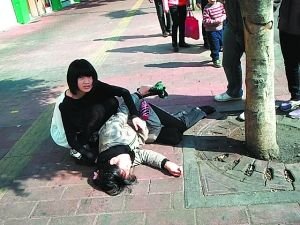 “富二代”少女救晕倒路人 保时捷送人就医自己打车(图) 60954015