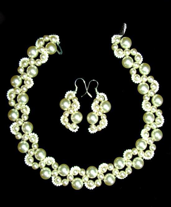 Collier et boucles d'oreillesقلادة وأقراط 73640935_1