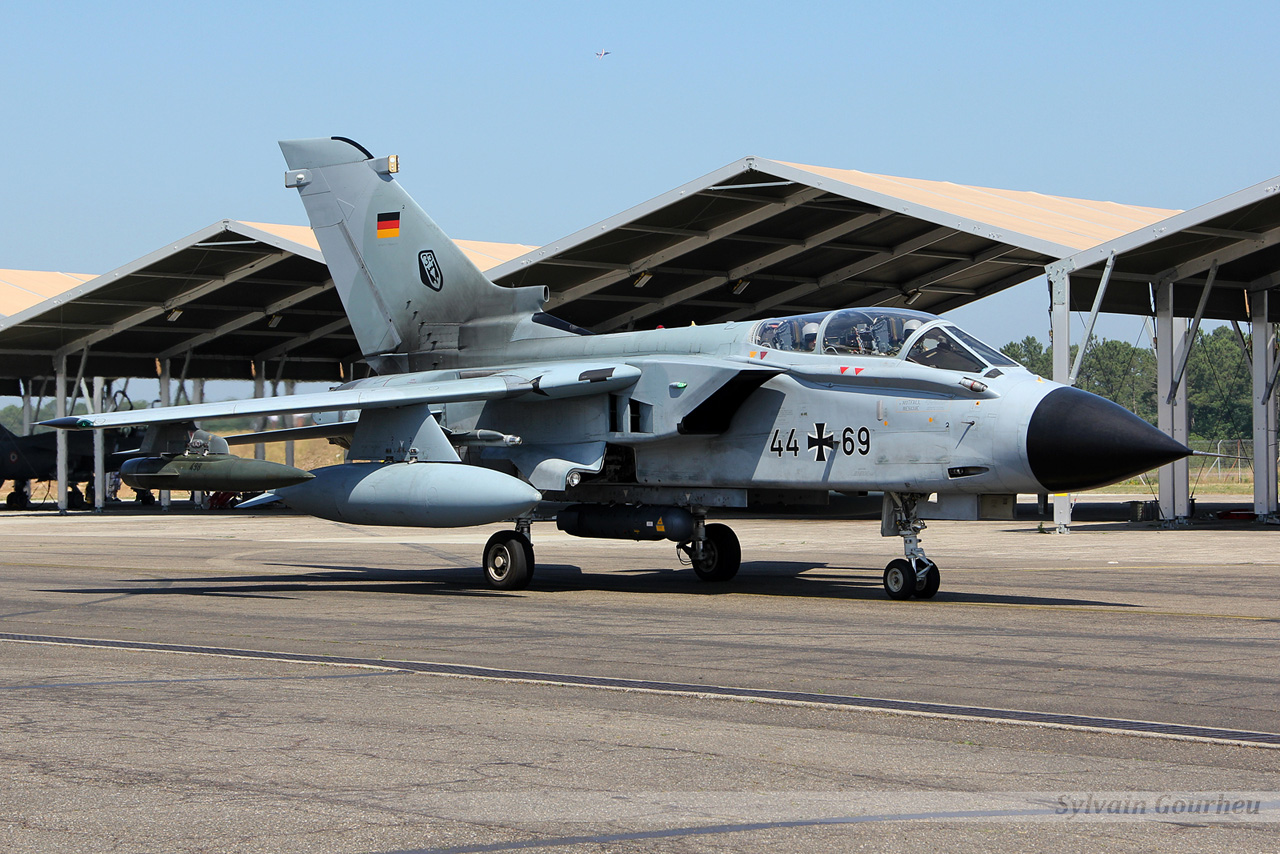 Retrait du Mirage F1 sur la BA-118 Mont-de-Marsan les 12 & 13 juin 2014 - Page 7 44-69--466c34b