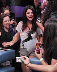 Selena Gomez - LQ x73 Th_229306292_ROBiNHOOD_HQHC_SELENAGOMEZ_8_24_2011_52_122_396lo