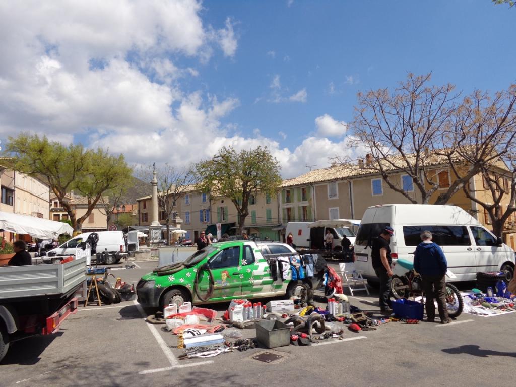 marché moto à Banon le 13 avril  019-450c6fd