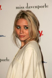 Mary-Kate & Ashley Olsen - Page 6 Th_722Celebrity_City_Olsens_039_104