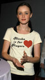 ●● Alexis Bledel (PS débutant & moyen) Th_08985_AlexisBledel_DysEnchanted27_123_365lo