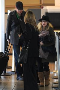 Nov 23, 2010 - Kristen Bell with John Krasinski At LAX airport Th_79400_tduid1721_Forum.anhmjn.com_20101130080553009_122_527lo