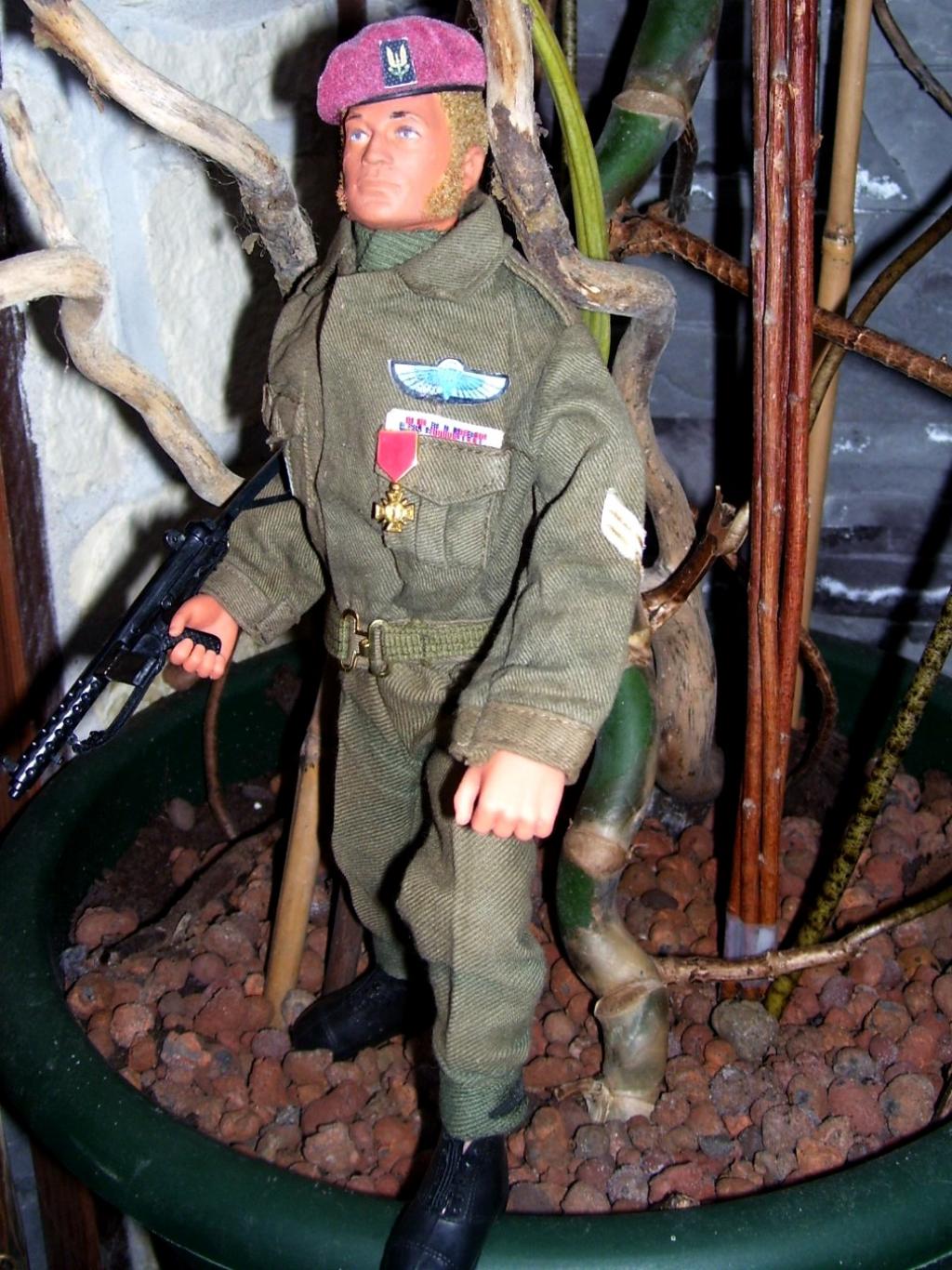 SAS WWII WITH ACTION MAN MATERIAL... 100_6405-44accac